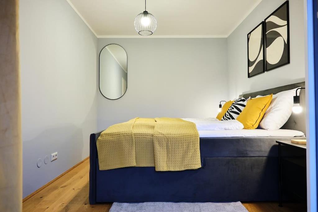 Free Parking I Balcony I 5 Min To Train Station Apartament *