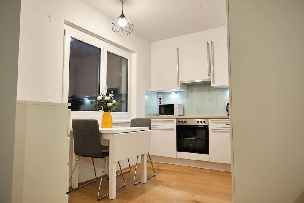Free Parking I Balcony I 5 Min To Train Station * Viena