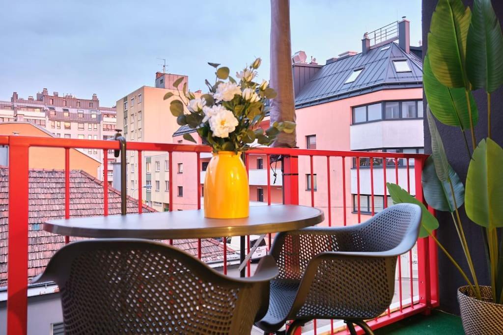 Free Parking I Balcony I 5 Min To Train Station Apartament Viena