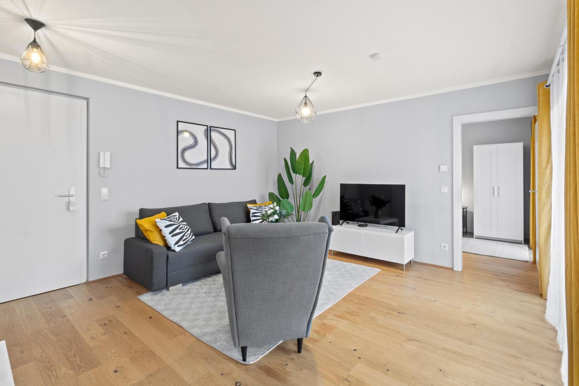 Free Parking I Balcony I 5 Min To Train Station Apartament *