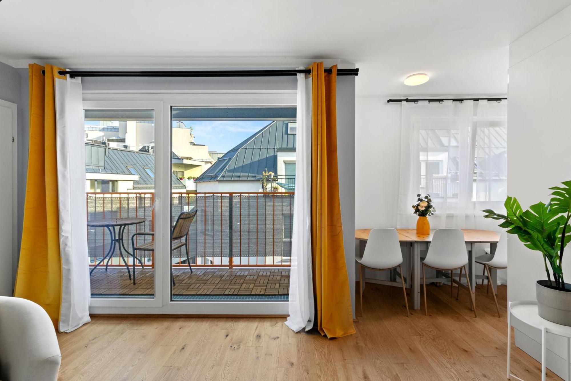 Free Parking I Balcony I 5 Min To Train Station Apartament *